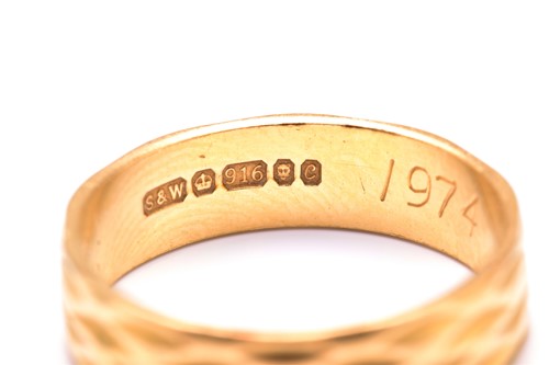 Lot 212 - A 22ct yellow gold wedding ring, with...