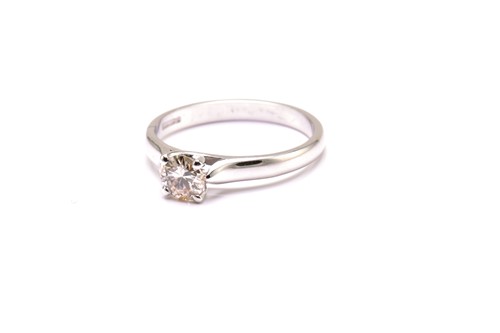 Lot 27 - An 18ct white gold and diamond solitaire ring,...