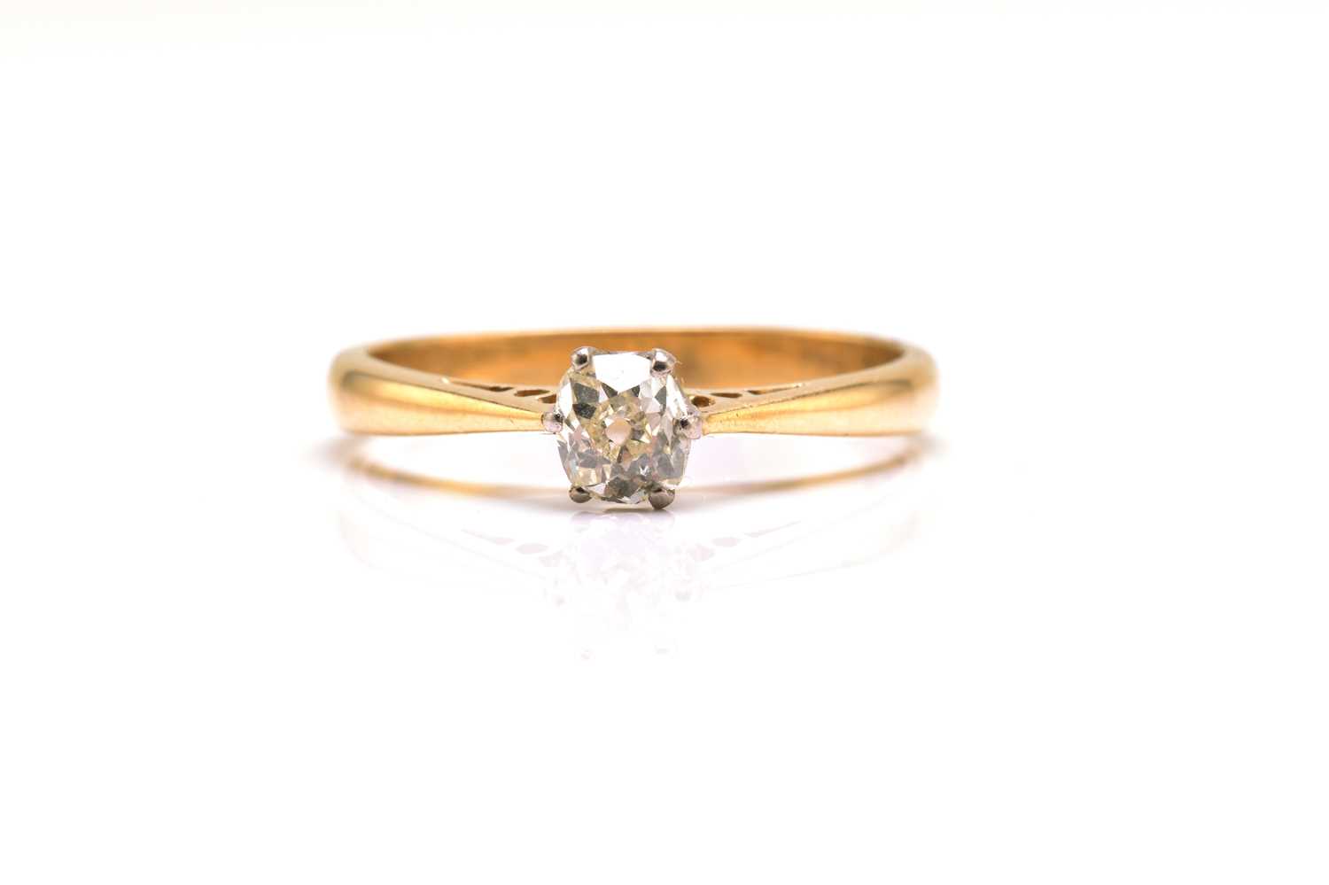 Lot 263 - An 18ct yellow gold and diamond solitaire ring,...