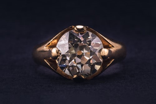 Lot 153 - A diamond belcher ring, featuring an old mine...