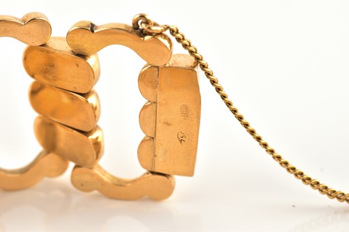 Lot 1 - A fancy link bracelet in yellow precious metal,...