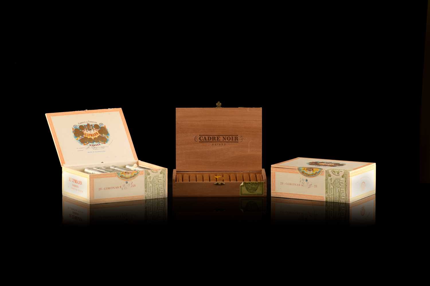 Lot 239 - A sealed box of 25 H. Upmann Coronas Major...