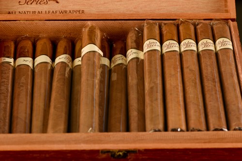 Lot 364 - A collection of Havana cigars, comprising 10 x...