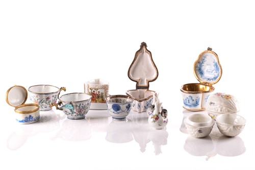Lot 353 - A collection of 19th century and later trinket...
