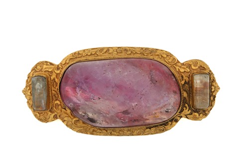 Lot 211 - An Indian gem-set brooch, featuring a...