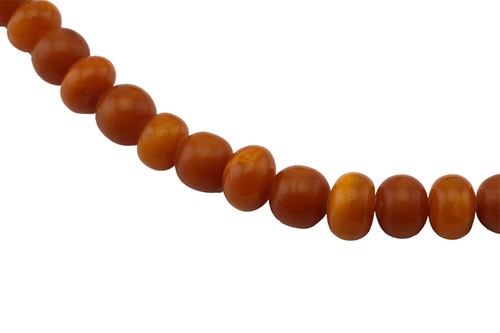 Lot 291 - An amber bead necklace and matching bracelet,...