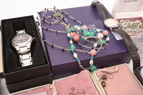 Lot 107 - A mixed lot of gold and silver jewellery and...