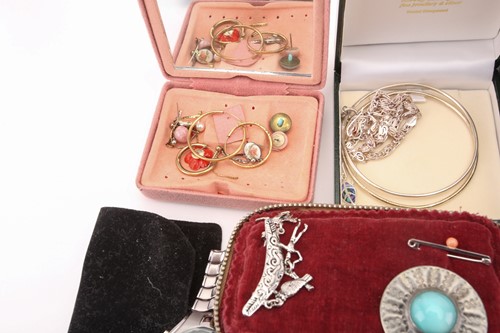 Lot 107 - A mixed lot of gold and silver jewellery and...