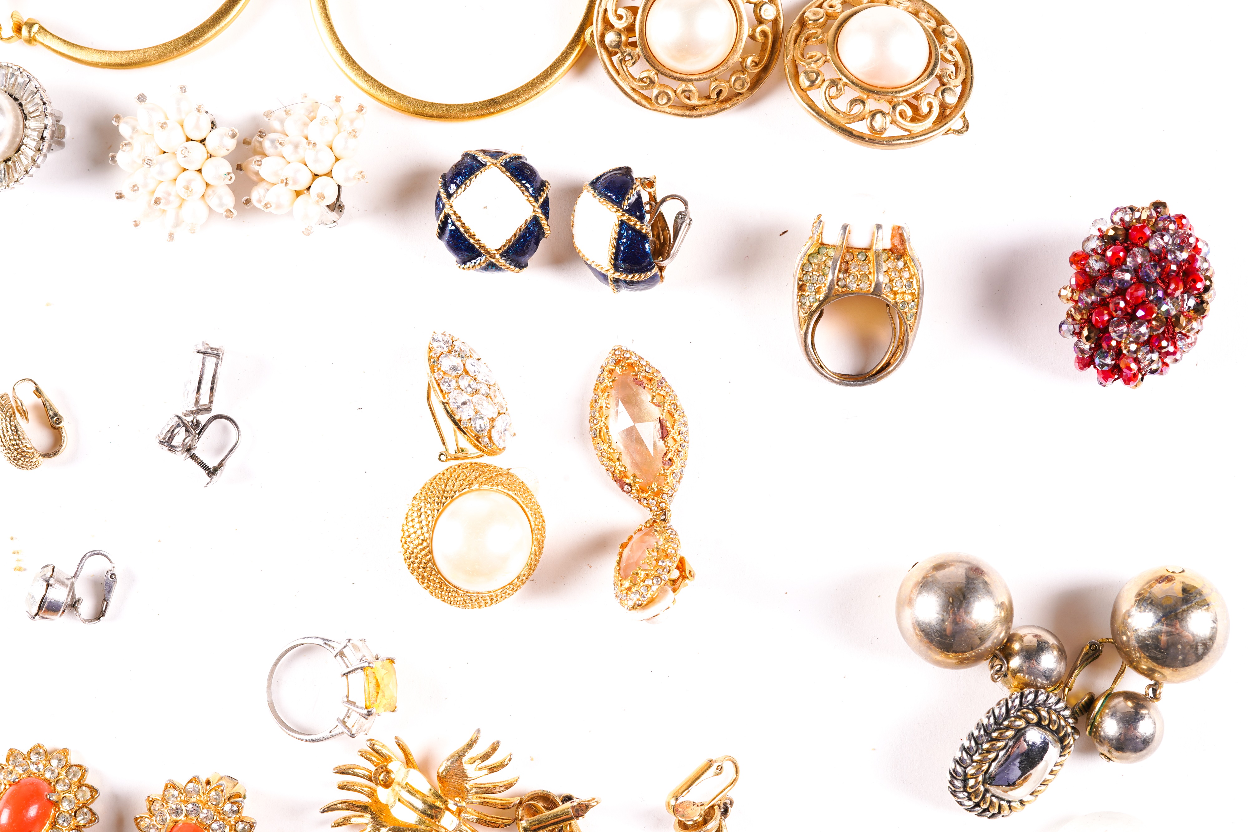 Lot 135 A large collection of costume jewellery clip