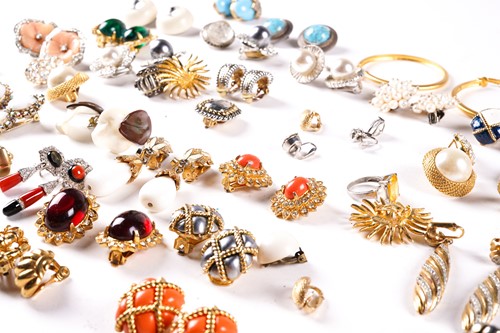 Lot 135 - A large collection of costume jewellery...
