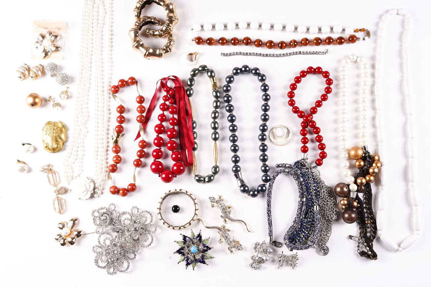 Lot 246 - A mixed collection of costume jewellery...