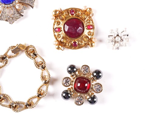 Lot 157 - A mixed lot of costume jewellery including a...