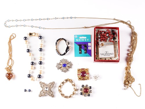 Lot 157 - A mixed lot of costume jewellery including a...