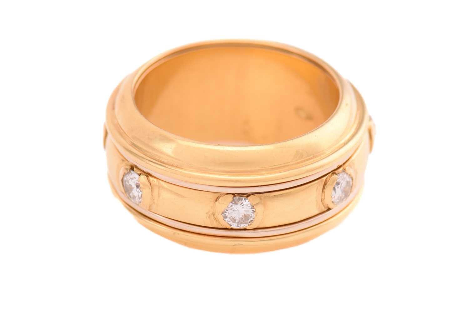 Lot 231 - A spinner ring with diamonds, where the centre...