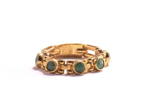 Lot 232 - A soft chain ring with emeralds, comprises...