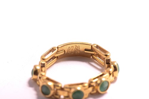 Lot 232 - A soft chain ring with emeralds, comprises...