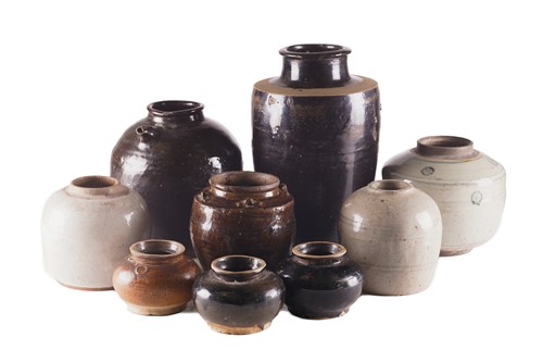 Lot 162 - A large Chinese black glazed soy jar, Qing,...