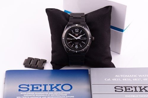 Lot 293 - A lot consisting of two watches a Seiko 5...