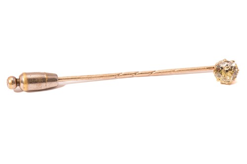 Lot 47 - A stick pin with single diamond in a screw...
