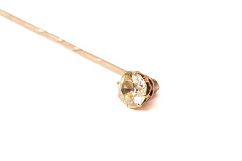 Lot 47 - A stick pin with single diamond in a screw...