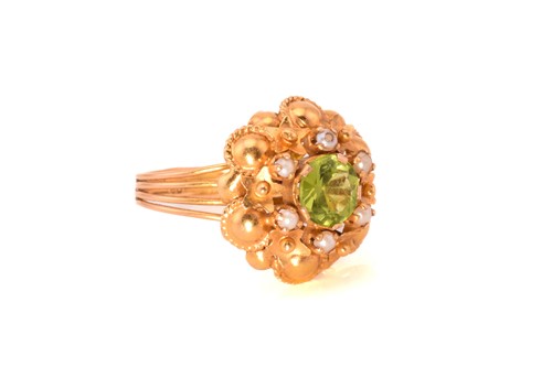 Lot 240 - A peridot and split pearl cluster ring,...