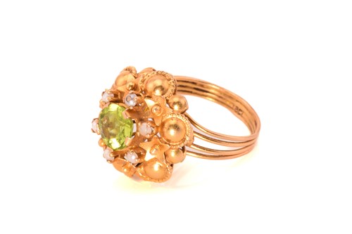 Lot 240 - A peridot and split pearl cluster ring,...
