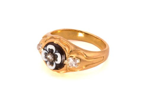 Lot 176 - A Victorian mourning ring with carved onyx and...