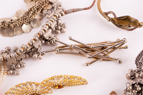 Lot 12 - A quantity of costume jewellery, to include...