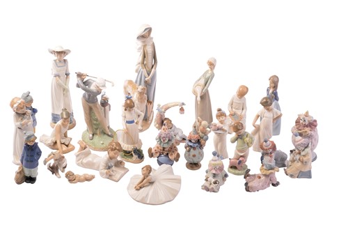 Lot 228 - A large collection of Lladro and Nao figurines,...
