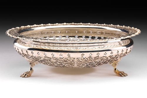 Lot 463 - An Edwardian round silver bowl with pierced...
