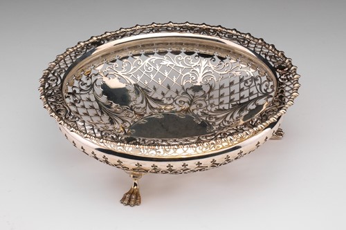 Lot 463 - An Edwardian round silver bowl with pierced...