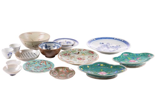 Lot 104 - An assortment of Chinese porcelain, Ming -...