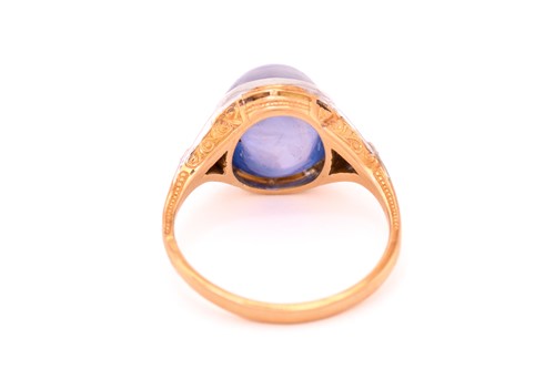 Lot 128 - A star sapphire ring in 18ct gold, featuring a...