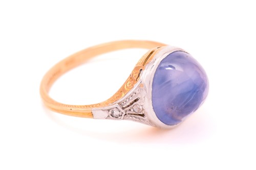 Lot 128 - A star sapphire ring in 18ct gold, featuring a...