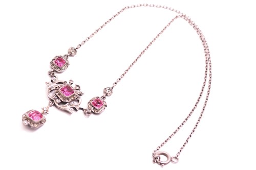 Lot 260 - A pink paste necklace in white metal,...