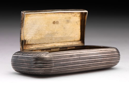 Lot 284 - A George III snuff box; rounded rectangular,...