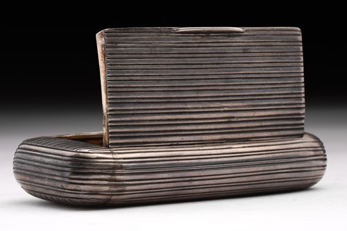Lot 284 - A George III snuff box; rounded rectangular,...