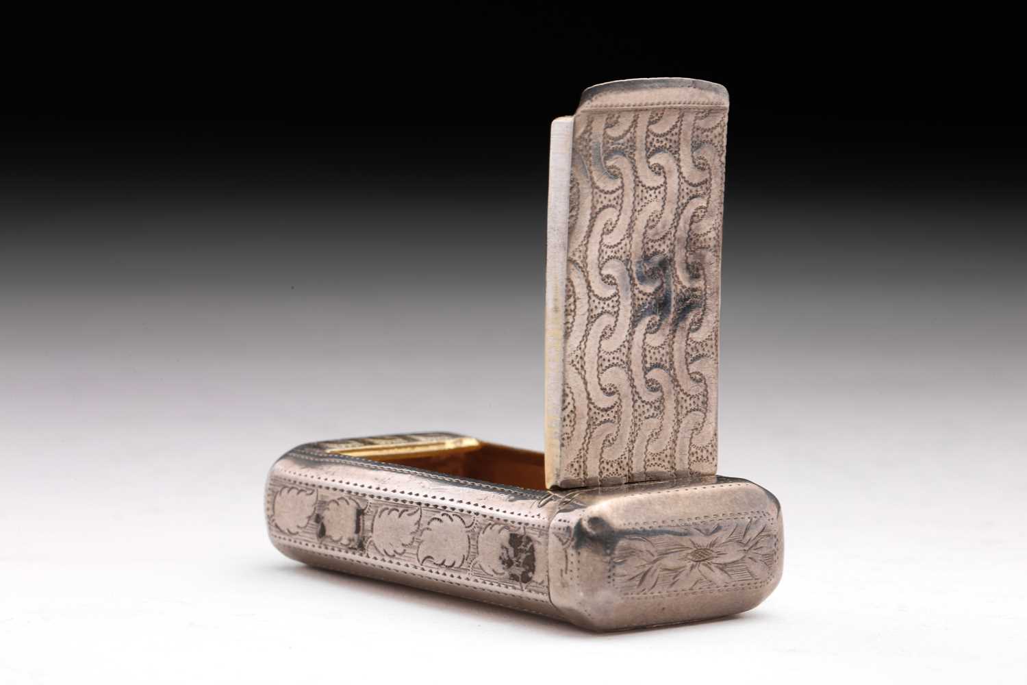 Lot 451 - A George III snuff box; rounded rectangular,...