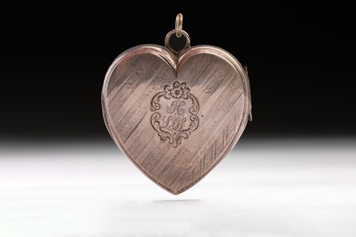 Lot 465 - A heart-shaped Victorian vinaigrette;...