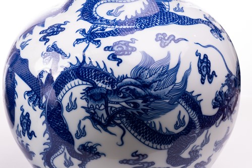Lot 102 - A pair of large Chinese blue and white...