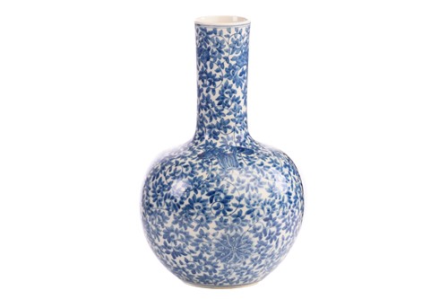 Lot 94 - A Chinese blue and white tianqiuping vase,...