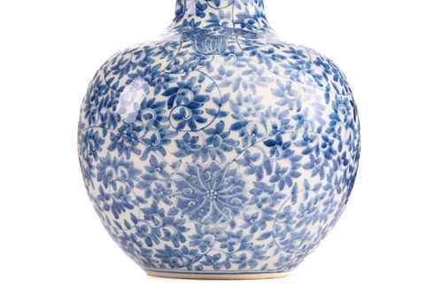 Lot 94 - A Chinese blue and white tianqiuping vase,...