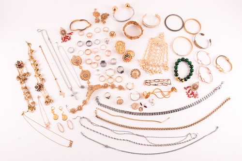 Lot 94 - A bag of assorted base metal costume jewellery,...
