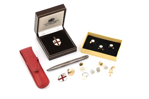 Lot 67 - A small collection of jewellery and a silver...