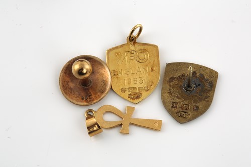 Lot 67 - A small collection of jewellery and a silver...