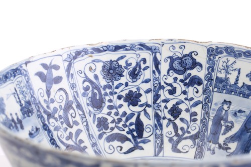 Lot 215 - A Chinese blue & white porcelain Kraak bowl,...