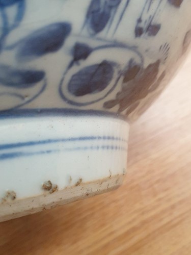 Lot 215 - A Chinese blue & white porcelain Kraak bowl,...