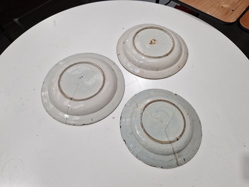 Lot 409 - Five 18th century Dutch Delft plates,...