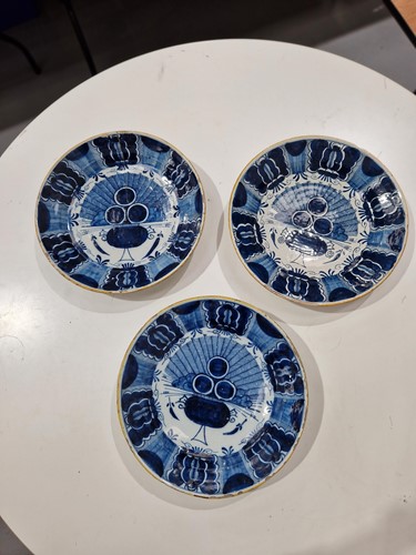 Lot 409 - Five 18th century Dutch Delft plates,...