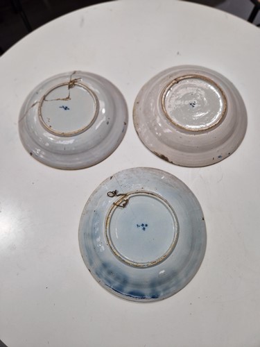 Lot 409 - Five 18th century Dutch Delft plates,...